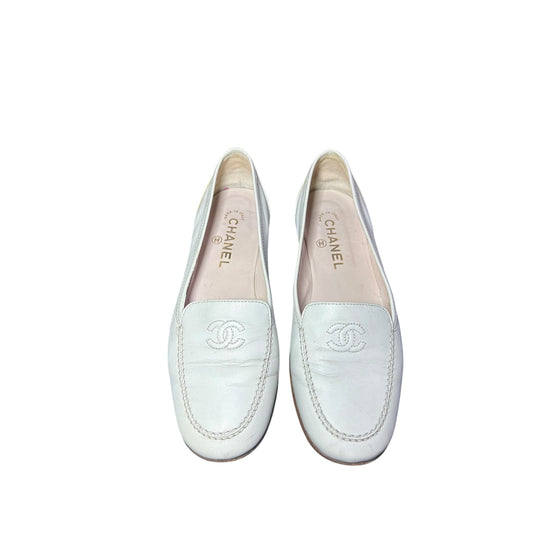 Vintage Chanel CC interlocking logo ivory loafers / 37.5