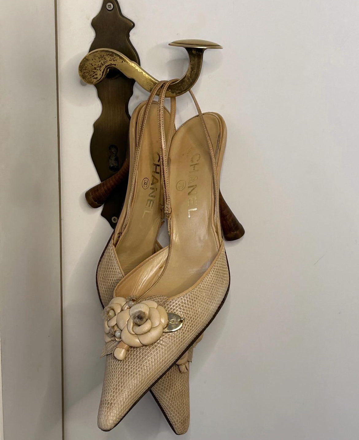 Vintage Chanel beige slingback magnolia heels by Karl Lagerfeld /39